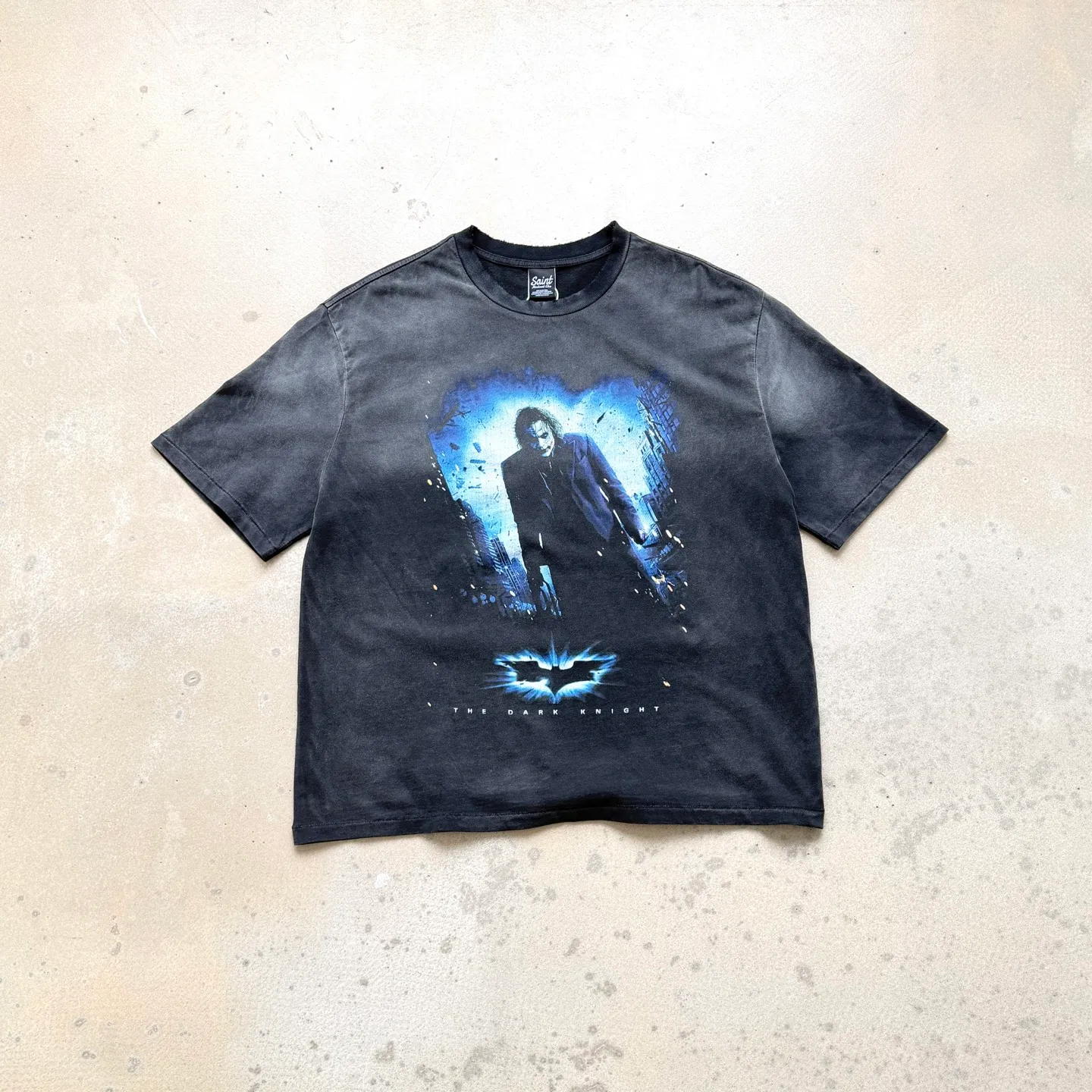 P138 # CTS-113 [Same as Lu Han] Saint "Batman The Dark Knight Joker" limited edition. 260g heavyweight pure cotton fabric after washing. White ink direct-jet printing. Retro single-stitch heaven and earth needle crafts + heavy-duty spray wash + hand damage. Size: S M L XL. If Batman represents justice, Joker is the ultimate evil. Most criminals can always find legitimate reasons for doing bad things, for revenge, for power, for wealth... For Joker, these reasons are tantamount to degrading him. He believes that the city lacks a "classy criminal" like him.   Joker challenges human nature and spurns justice. In his view, any morality, rules, and goodness can be destroyed, and only a "little push" can make people who claim to be righteous follow his path.  “Everyone has the ability to do evil, but everyone also has the ability to do good.” “True heroism is to still love life after recognizing the essence of life.” Customized 260g gram weight 100% cotton special washed fabric that is consistent with the original. With the blessing of imitation sun-drying, heavy sandblasting and fading + edge grinding + Assute fermentation and washing, the cotton feel on the surface of the fabric is well presented. Both the texture and feel are ceiling level. After the ready-made garments undergo a series of heavy washing and distressing processes, the retro and high-end sense of the entire garment is directly to the top. The garment making process of the entire garment adopts Saint The most common and complex single-needle sewing process (commonly known as single-thread heaven and earth stitch) among vintage vintage brands such as Michael